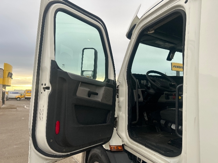 2020 Freightliner Cascadia in Allen Park, MI — photo 9