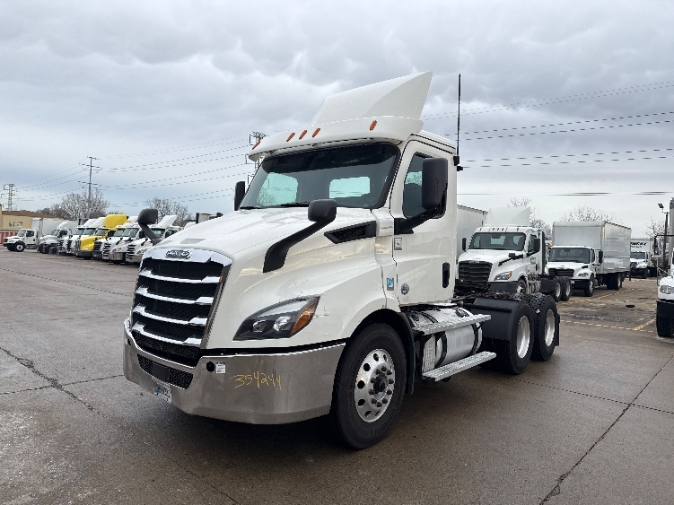 2020 Freightliner Cascadia in Allen Park, MI — photo 3