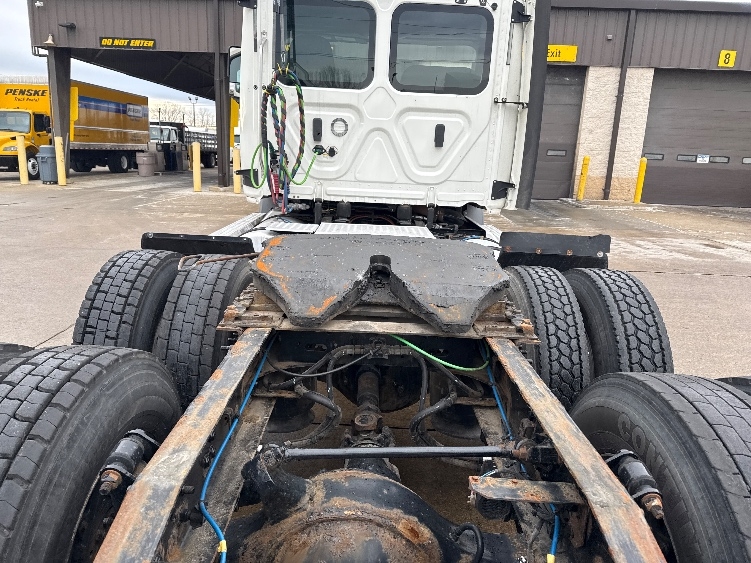 2020 Freightliner Cascadia in Allen Park, MI — photo 6