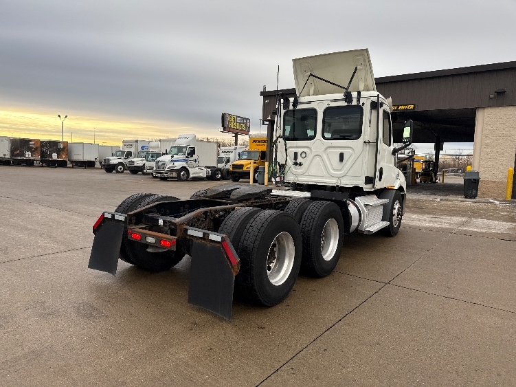 2020 Freightliner Cascadia in Allen Park, MI — photo 7