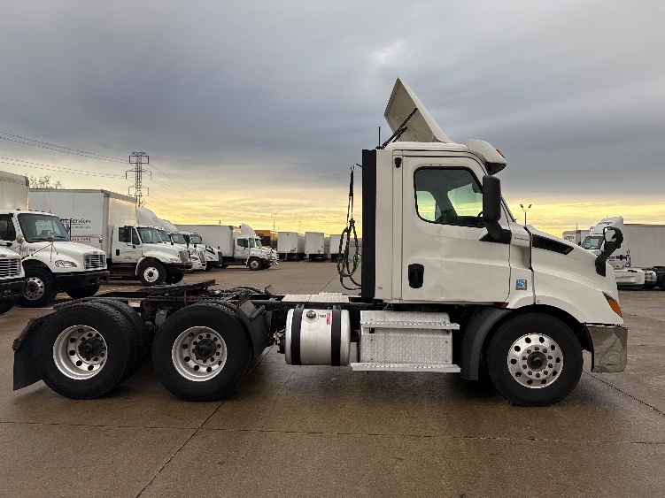 2020 Freightliner Cascadia in Allen Park, MI — photo 8