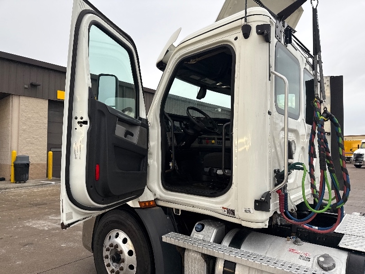 2020 Freightliner Cascadia in Allen Park, MI — photo 9