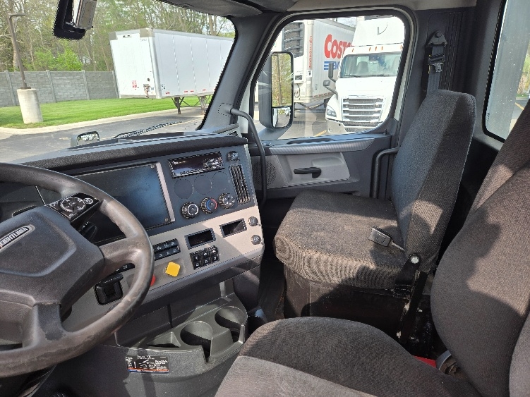 2020 Freightliner Cascadia in Lansing, MI — photo 10