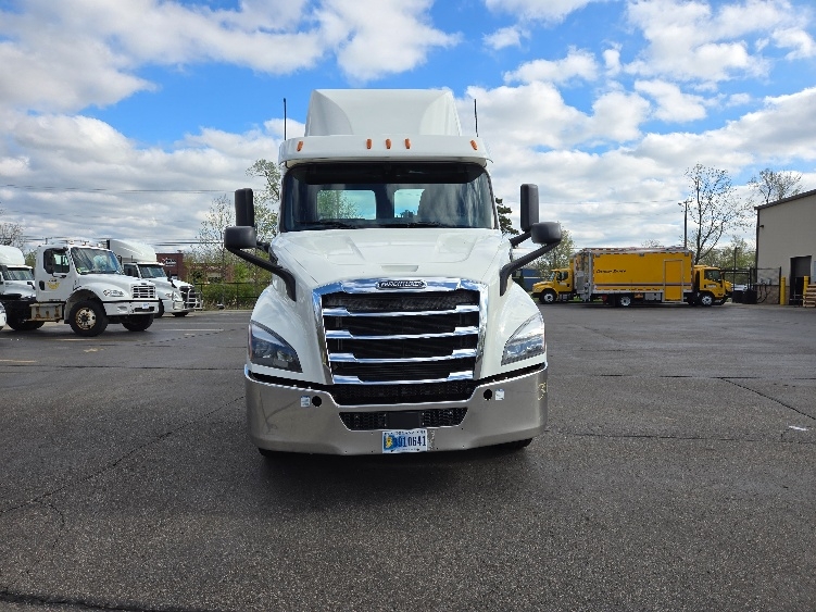 2020 Freightliner Cascadia in Lansing, MI — photo 2