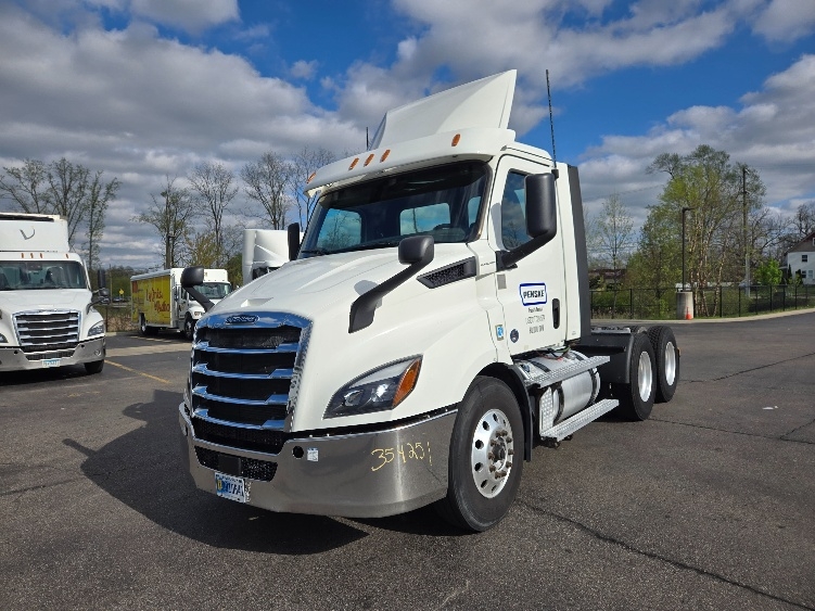 2020 Freightliner Cascadia in Lansing, MI — photo 3