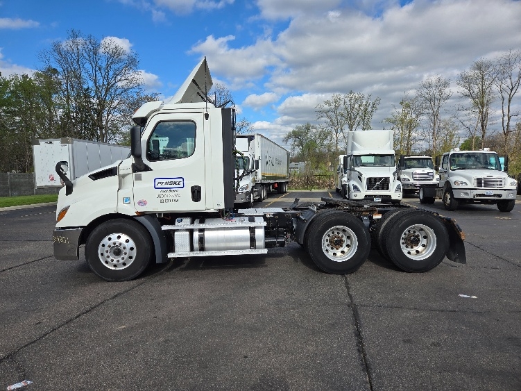 2020 Freightliner Cascadia in Lansing, MI — photo 4