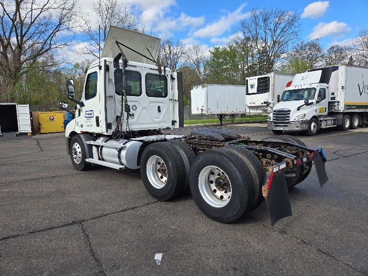 2020 Freightliner Cascadia in Lansing, MI — photo 5