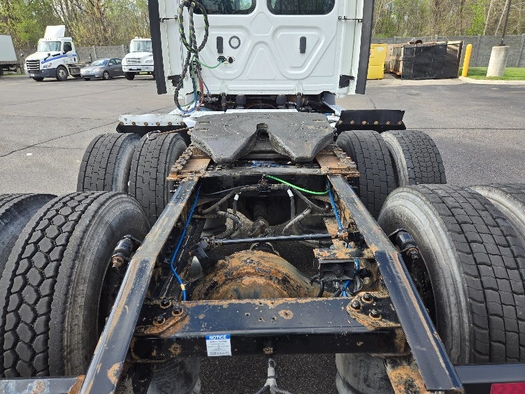 2020 Freightliner Cascadia in Lansing, MI — photo 6