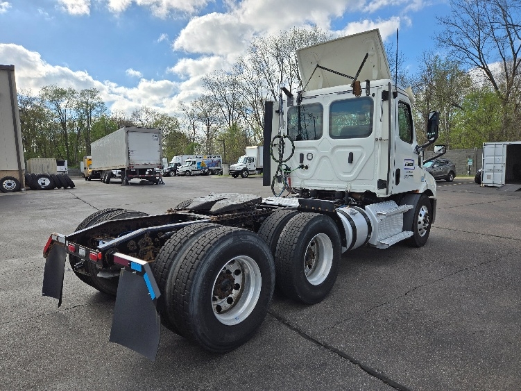 2020 Freightliner Cascadia in Lansing, MI — photo 7