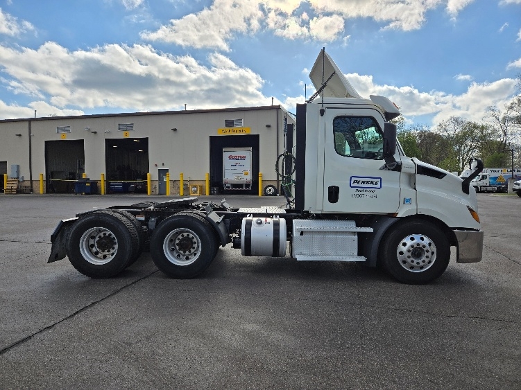2020 Freightliner Cascadia in Lansing, MI — photo 8