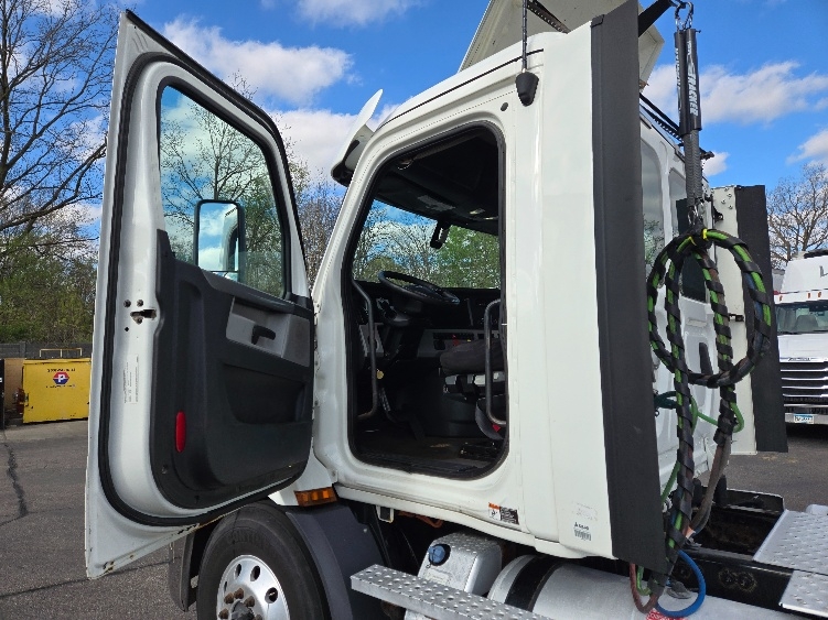 2020 Freightliner Cascadia in Lansing, MI — photo 9