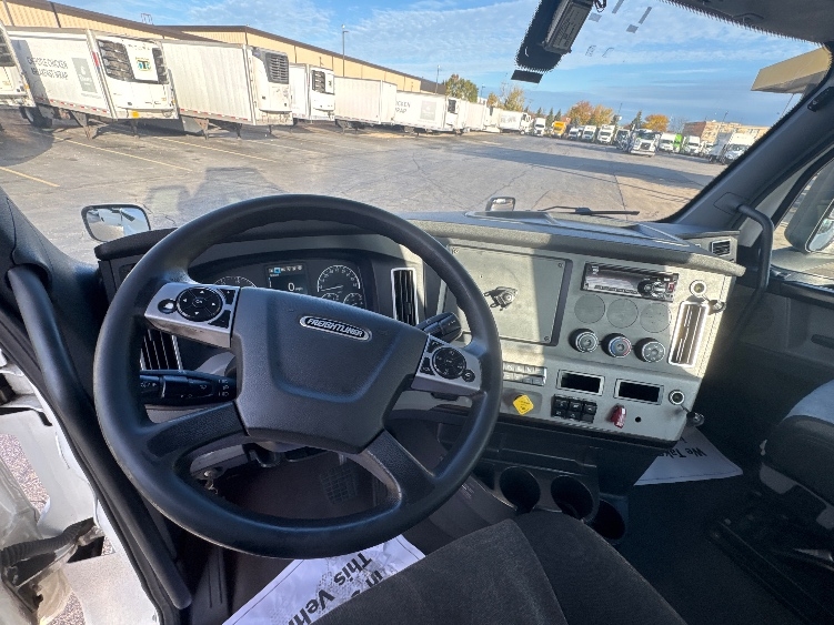 2020 Freightliner Cascadia in Chicago (Melrose Park), IL — photo 10