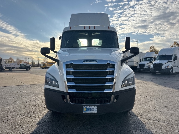2020 Freightliner Cascadia in Chicago (Melrose Park), IL — photo 2