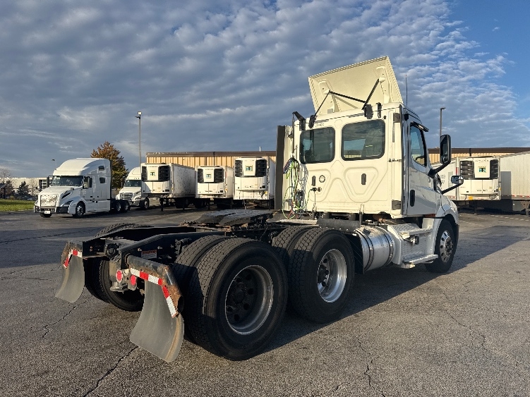 2020 Freightliner Cascadia in Chicago (Melrose Park), IL — photo 5