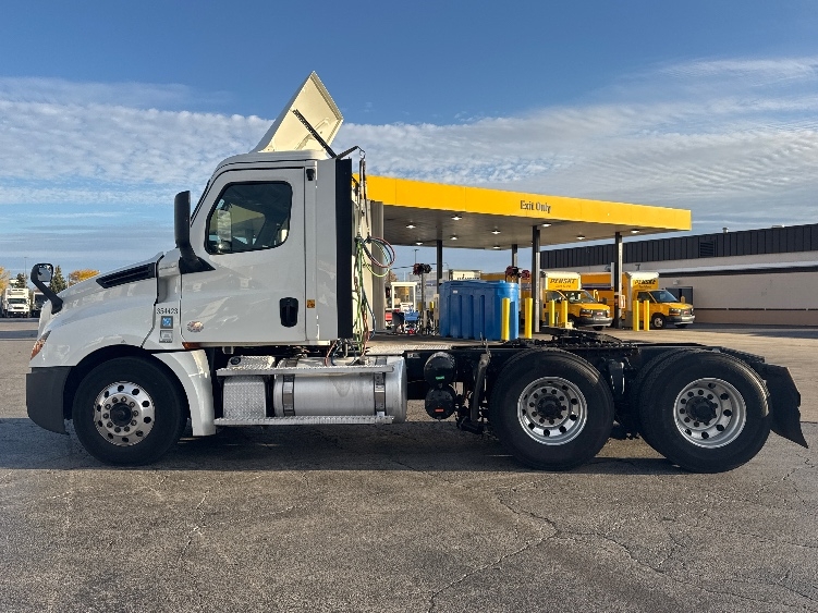 2020 Freightliner Cascadia in Chicago (Melrose Park), IL — photo 8