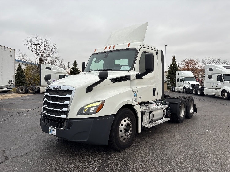 2020 Freightliner Cascadia in Sturtevant, WI — photo 3