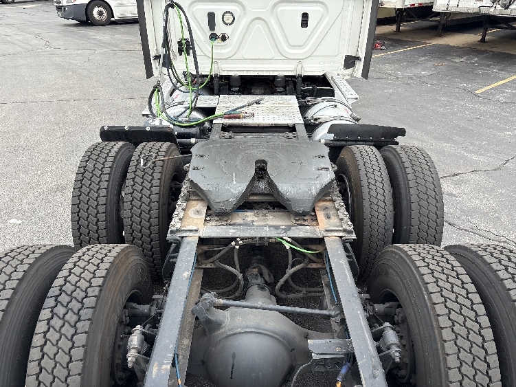 2020 Freightliner Cascadia in Sturtevant, WI — photo 6
