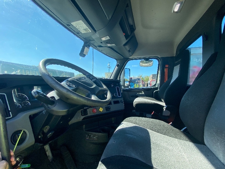 2020 Freightliner Cascadia in Parsippany, NJ — photo 10