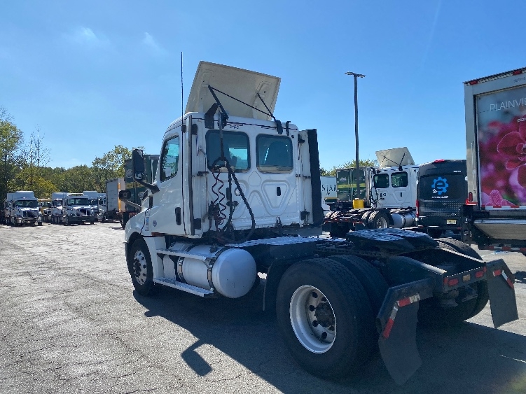 2020 Freightliner Cascadia in Parsippany, NJ — photo 5