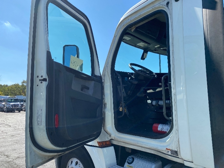 2020 Freightliner Cascadia in Parsippany, NJ — photo 9