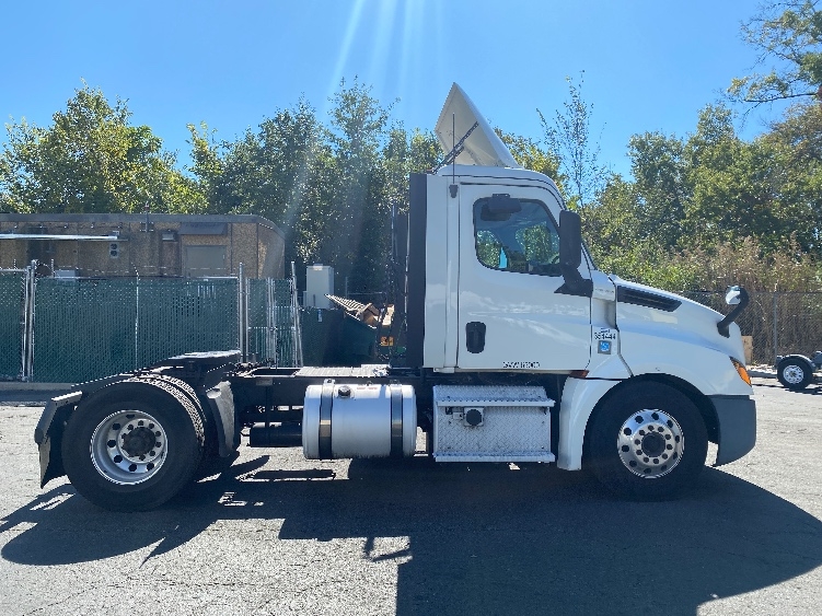 2020 Freightliner Cascadia in Parsippany, NJ — photo 8