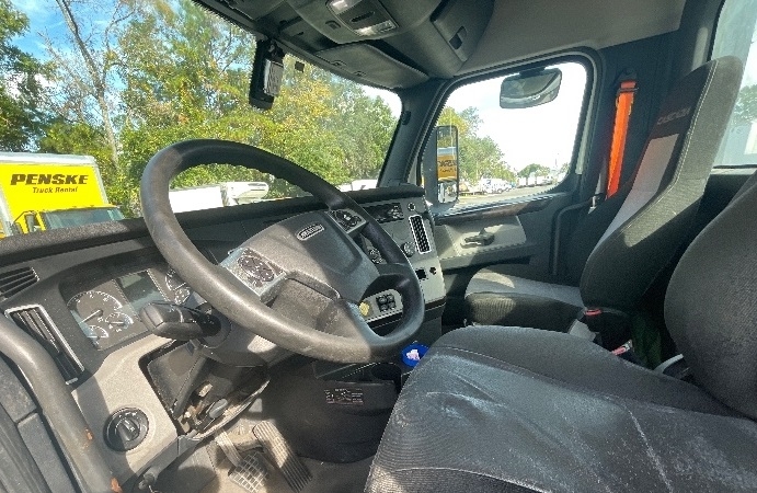 2020 Freightliner Cascadia in Jacksonville, FL — photo 10