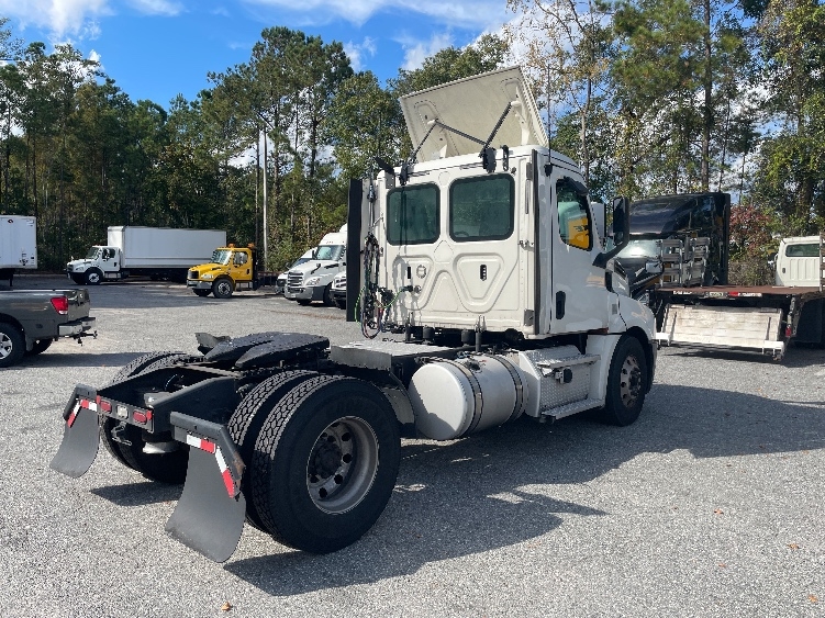 2020 Freightliner Cascadia in Jacksonville, FL — photo 7