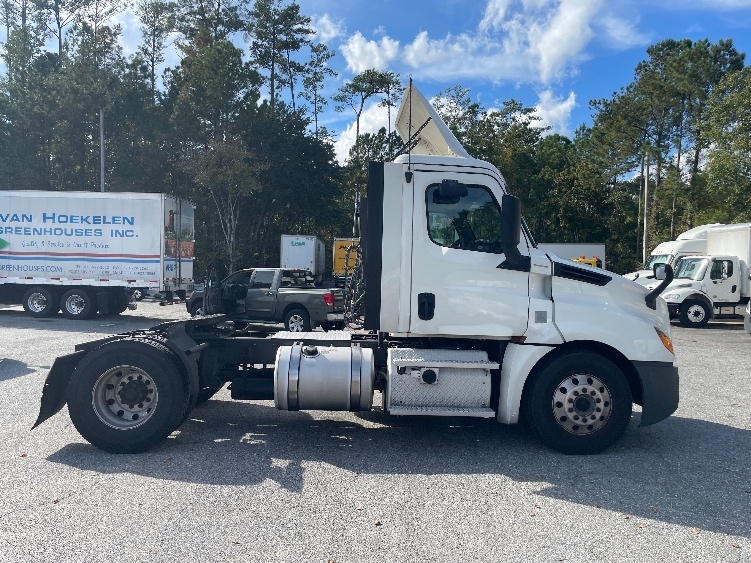 2020 Freightliner Cascadia in Jacksonville, FL — photo 8
