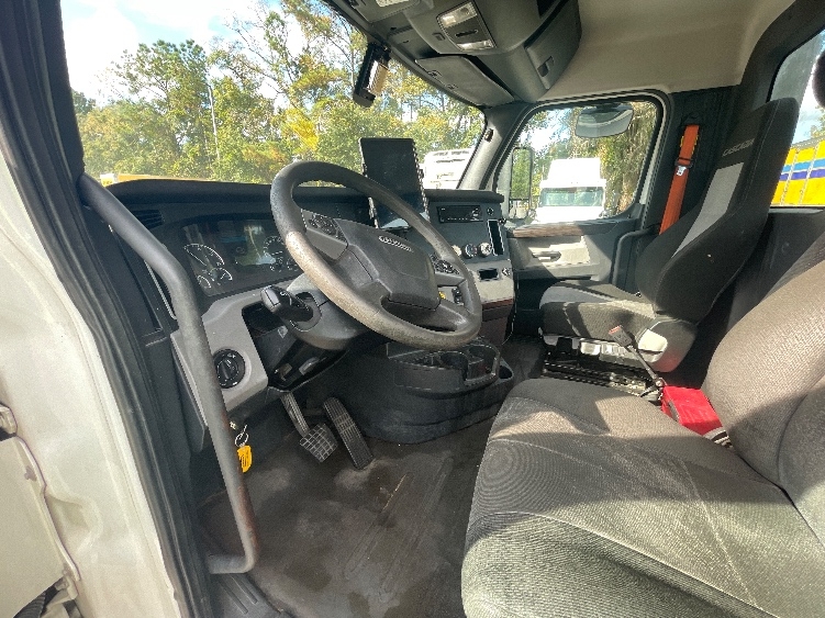 2020 Freightliner Cascadia in Jacksonville, FL — photo 10