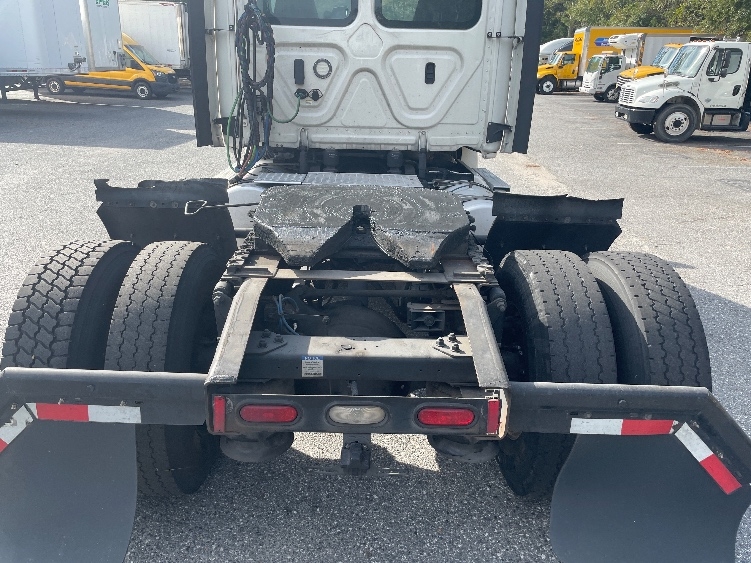 2020 Freightliner Cascadia in Jacksonville, FL — photo 6