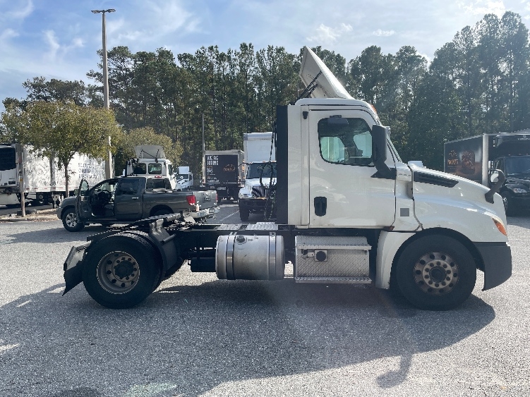 2020 Freightliner Cascadia in Jacksonville, FL — photo 8
