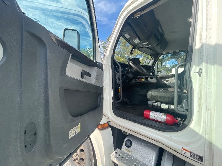 2020 Freightliner Cascadia in Jacksonville, FL — photo 9