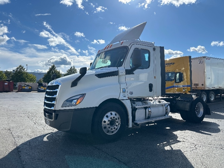 2020 Freightliner Cascadia in Sturtevant, WI — photo 3