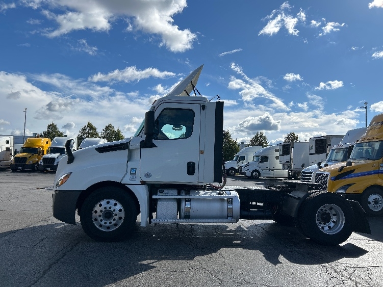 2020 Freightliner Cascadia in Sturtevant, WI — photo 4
