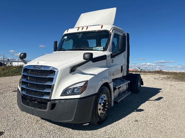 2020 Freightliner Cascadia in Sturtevant, WI — photo 3