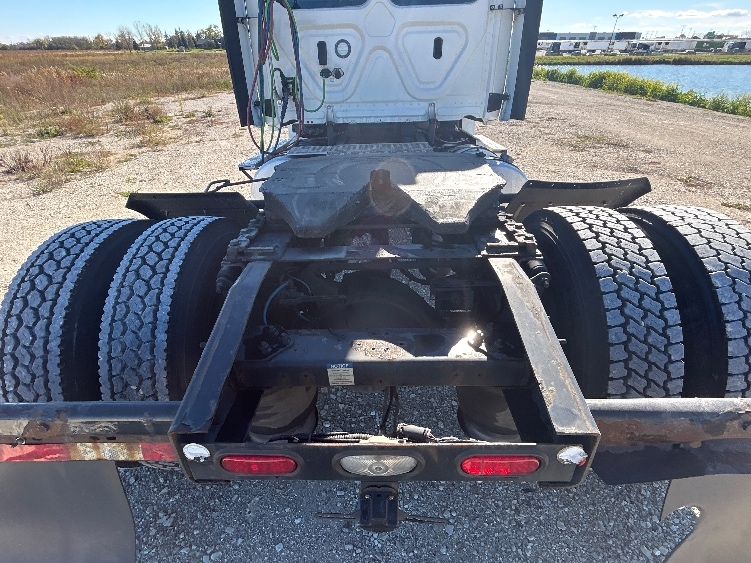 2020 Freightliner Cascadia in Sturtevant, WI — photo 6