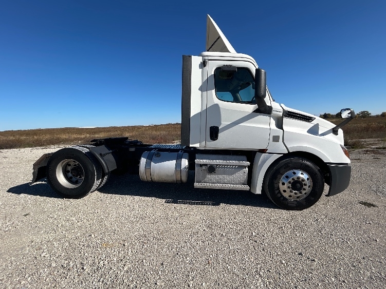 2020 Freightliner Cascadia in Sturtevant, WI — photo 8