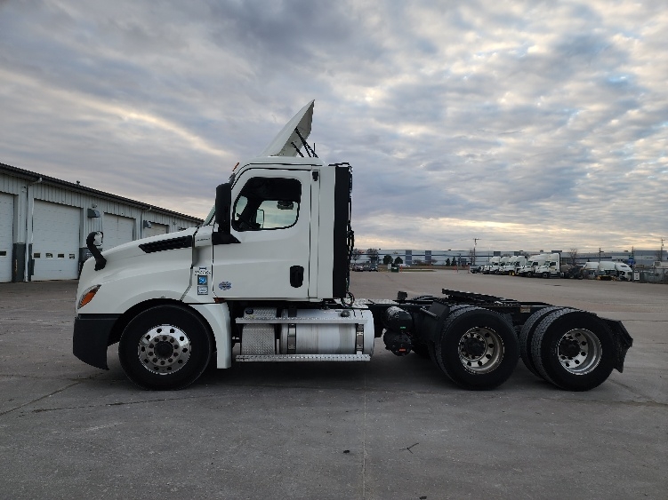 2020 Freightliner Cascadia in Sturtevant, WI — photo 4
