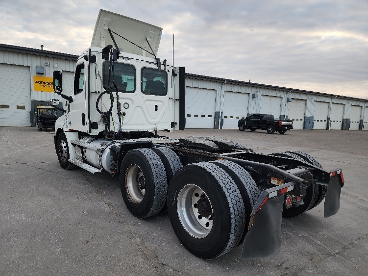 2020 Freightliner Cascadia in Sturtevant, WI — photo 5