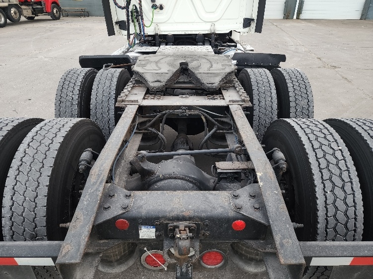 2020 Freightliner Cascadia in Sturtevant, WI — photo 6