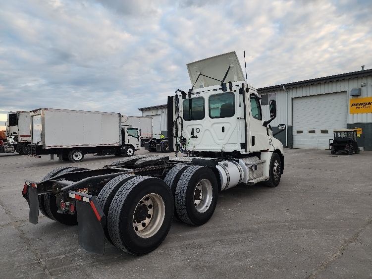 2020 Freightliner Cascadia in Sturtevant, WI — photo 7