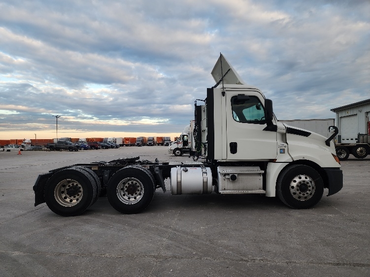2020 Freightliner Cascadia in Sturtevant, WI — photo 8