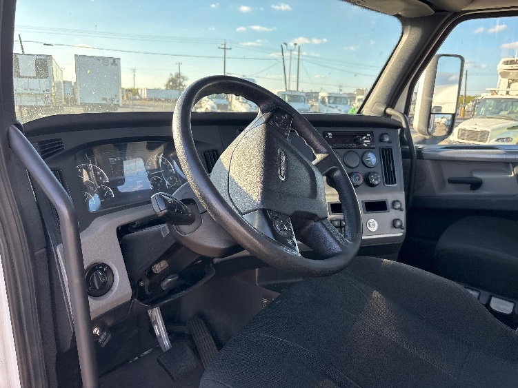 2020 Freightliner Cascadia in Fresno, CA — photo 10
