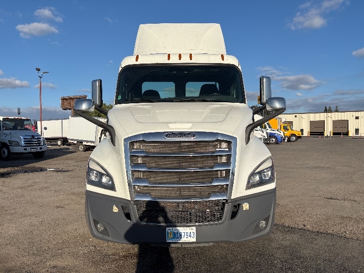 2020 Freightliner Cascadia in Fresno, CA — photo 2