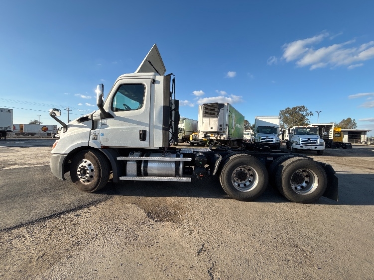 2020 Freightliner Cascadia in Fresno, CA — photo 4