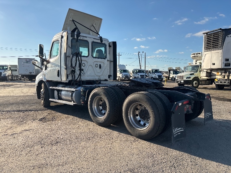 2020 Freightliner Cascadia in Fresno, CA — photo 5