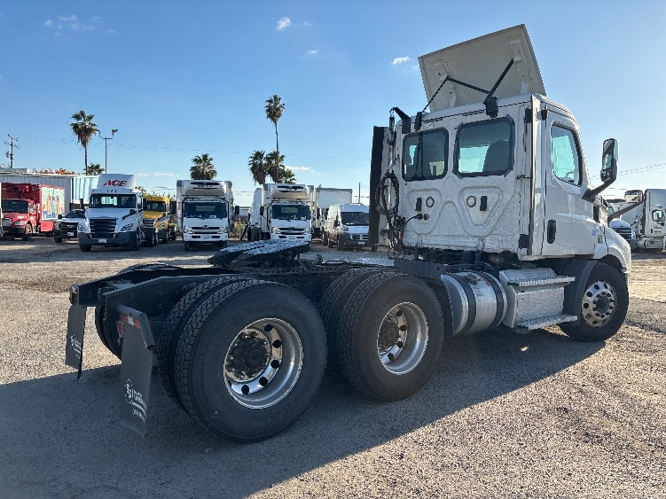 2020 Freightliner Cascadia in Fresno, CA — photo 7