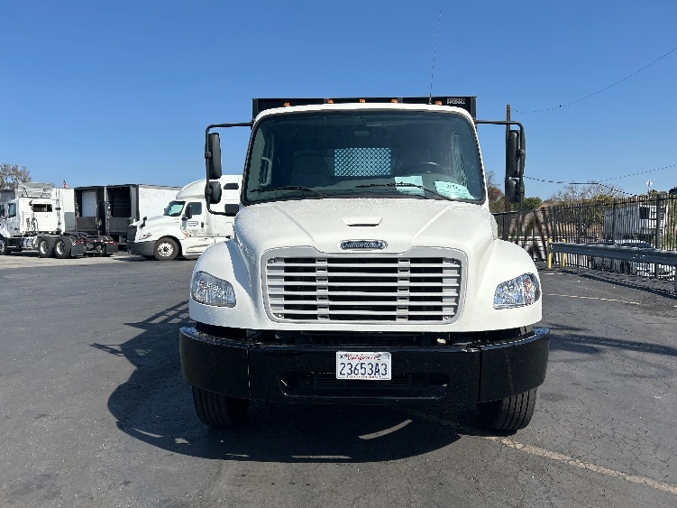 2021 Freightliner eM2 in Torrance, CA — photo 2