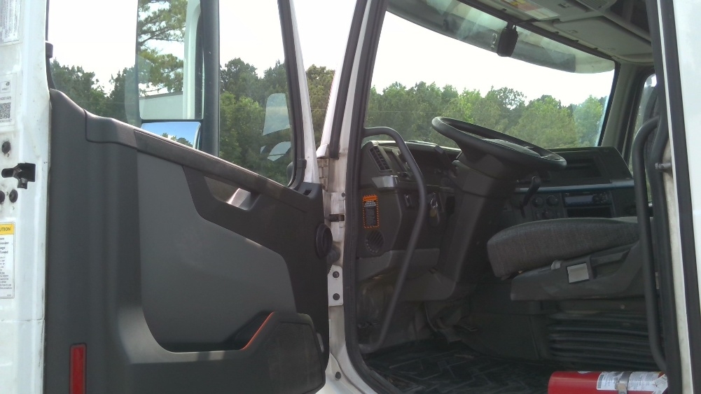 2020 Volvo VNL 300 in Boaz, AL — photo 9