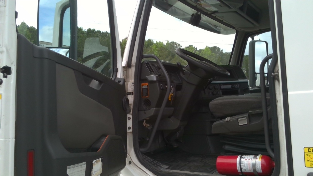 2020 Volvo VNL 300 in Boaz, AL — photo 9